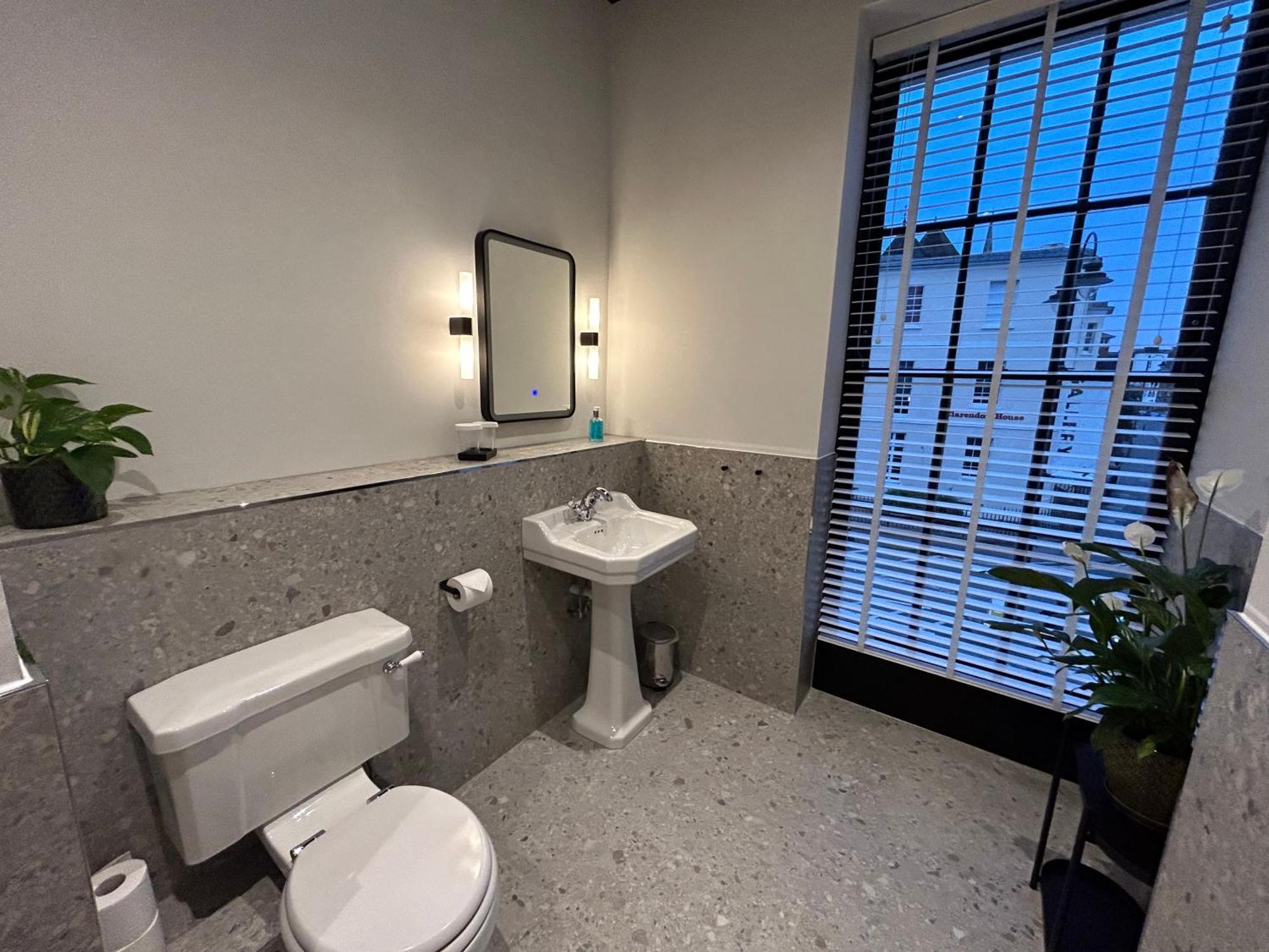 Aparthotel Crescent Place By Mansley 4*
