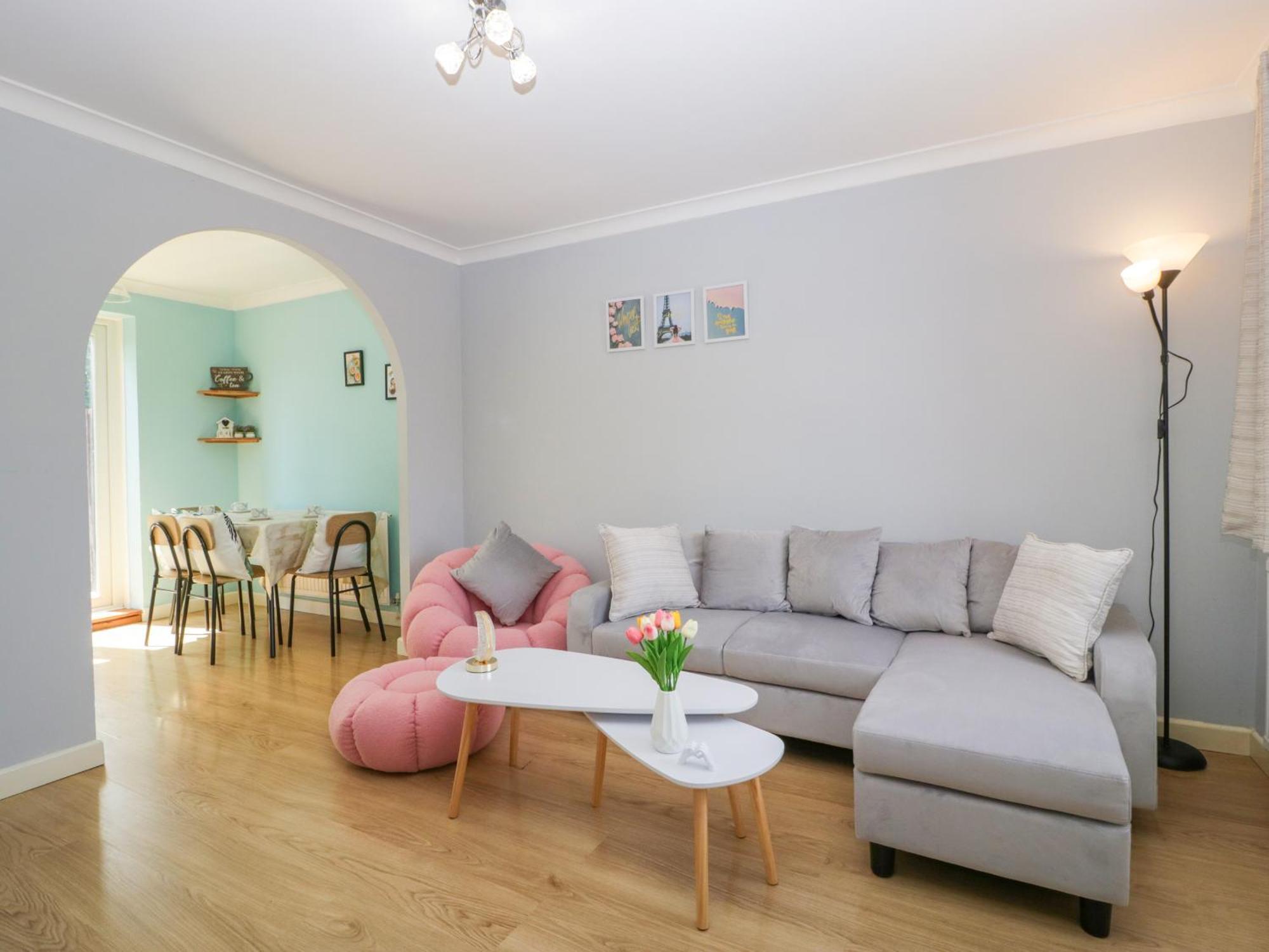 20 Honeycroft * Cheltenham