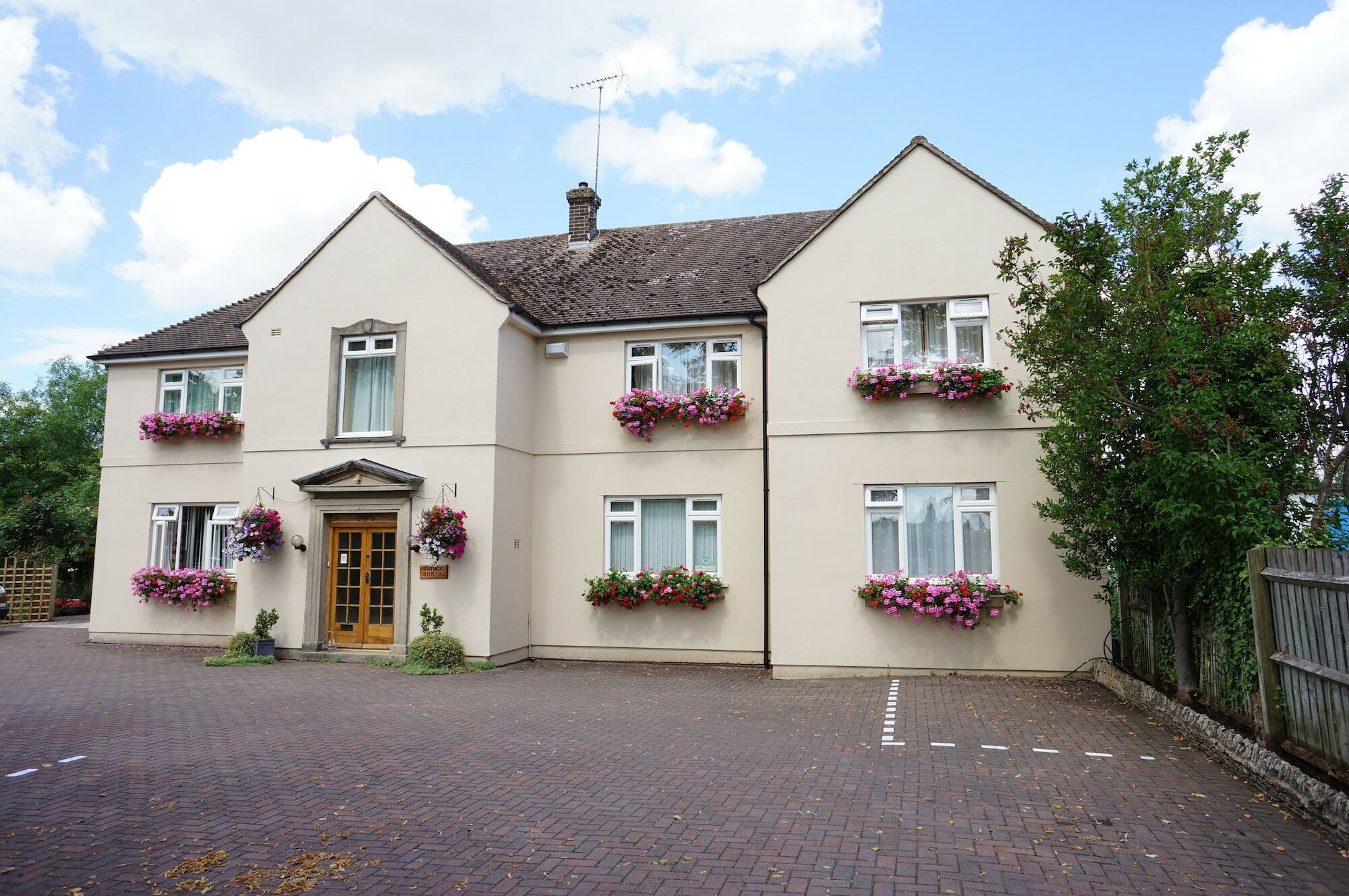 Bridge House Guest house 4*